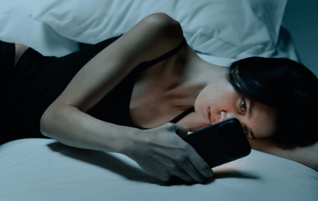 Why You'Re Tired But Can’t Sleep 1 Night Time Mobile Seeing In Bed